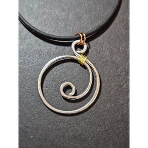 Silver tone swirly pendant necklace